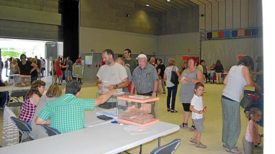 Votants al col·legi electoral a la Sala Polivalent de Solsona, ahir al matí