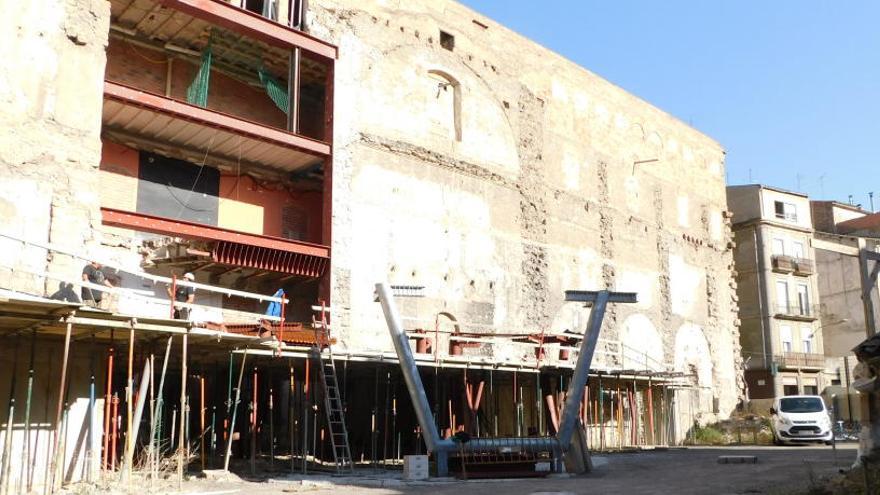 Les obres dels nous accessos al Museu Comarcal per la plaça de Sant Ignasi han estat aturades un any.