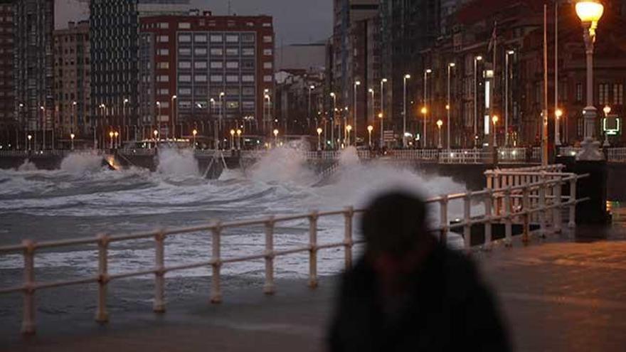 La lluvia y el viento se suman mañana al frío y colocan a Asturias en alerta