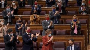 Pablo Casado, aplaudido por la bancada popular tras su intervención en el debate de la moción de censura de Vox a Pedro Sánchez.