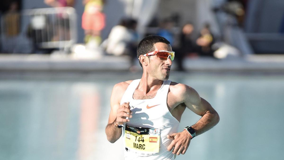 Marc Roig en la línea de llegada del Maratón de Valencia de la edición 2018