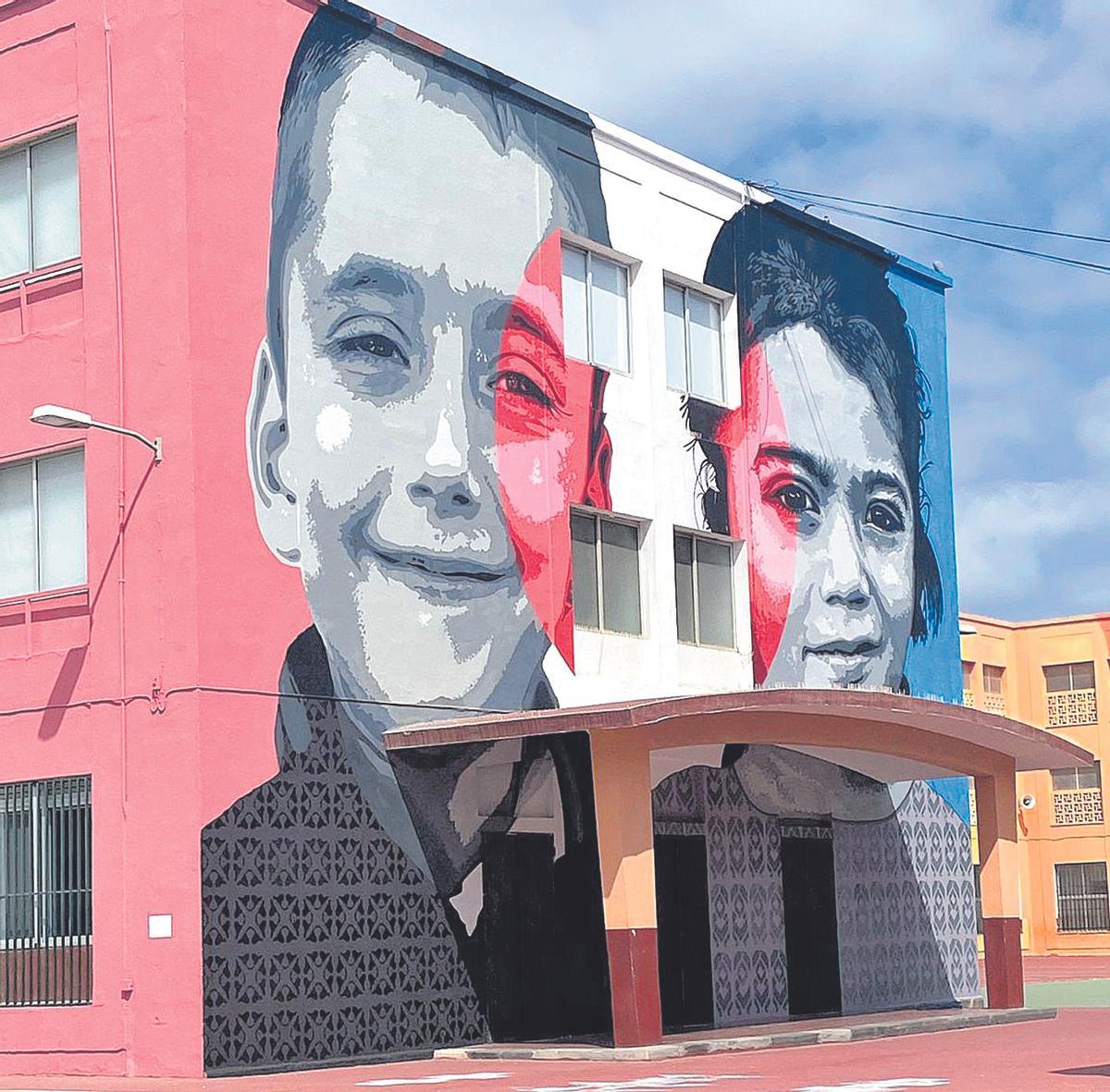 Otras dos sonrisas en uno de los patios interiores del centro educativo.