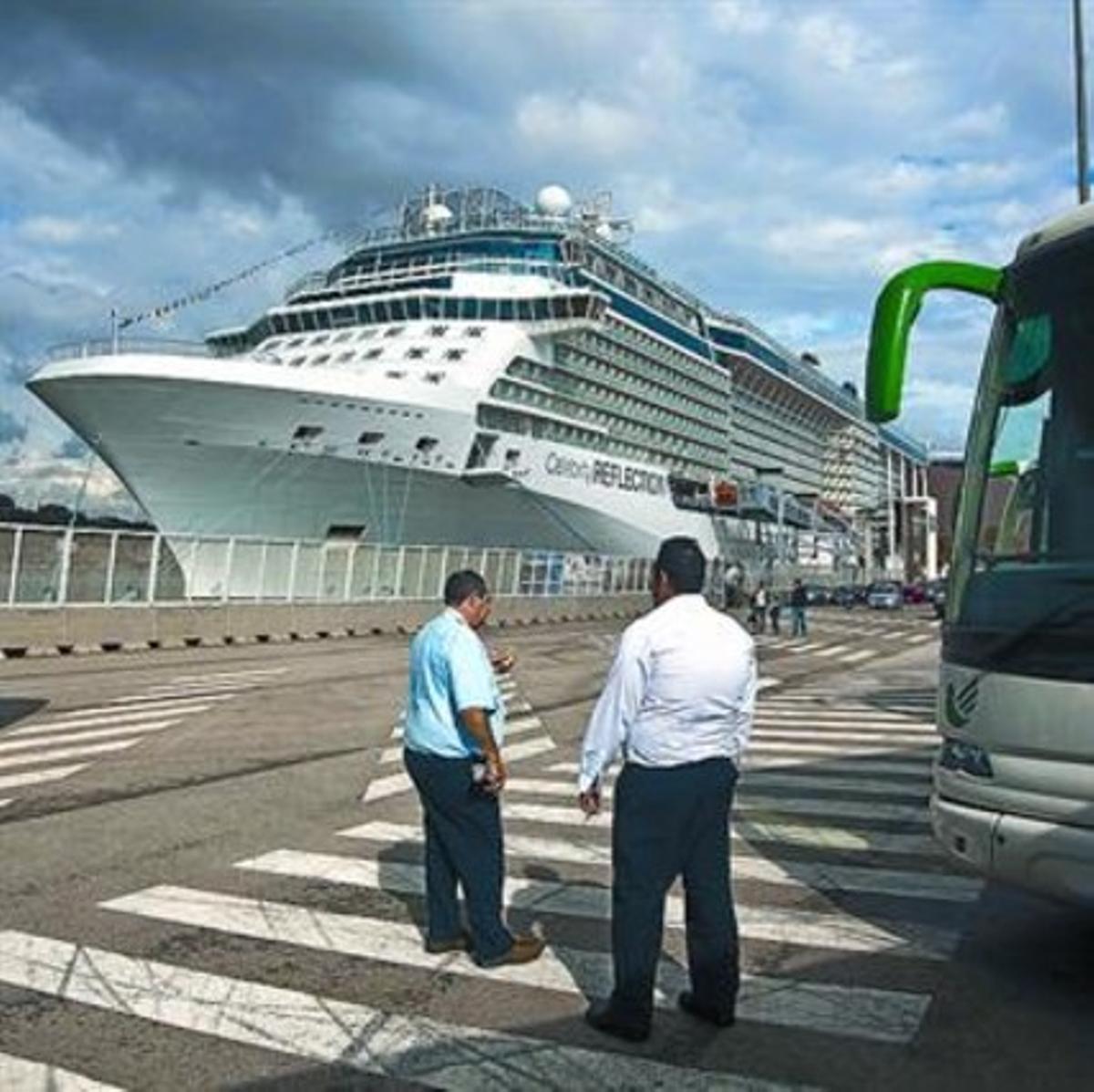 El creuer ’Celebrity Reflection’, a Barcelona, l’octubre del 2012.