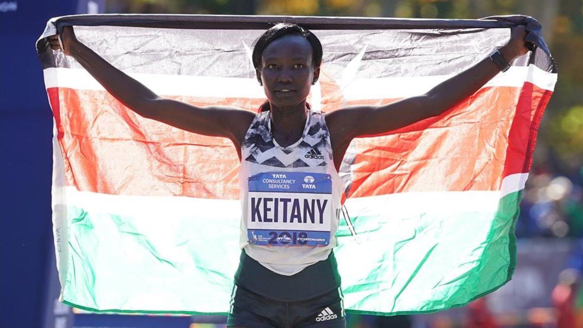 Keitany posa con la bandera de su país tras ganar en Nueva york