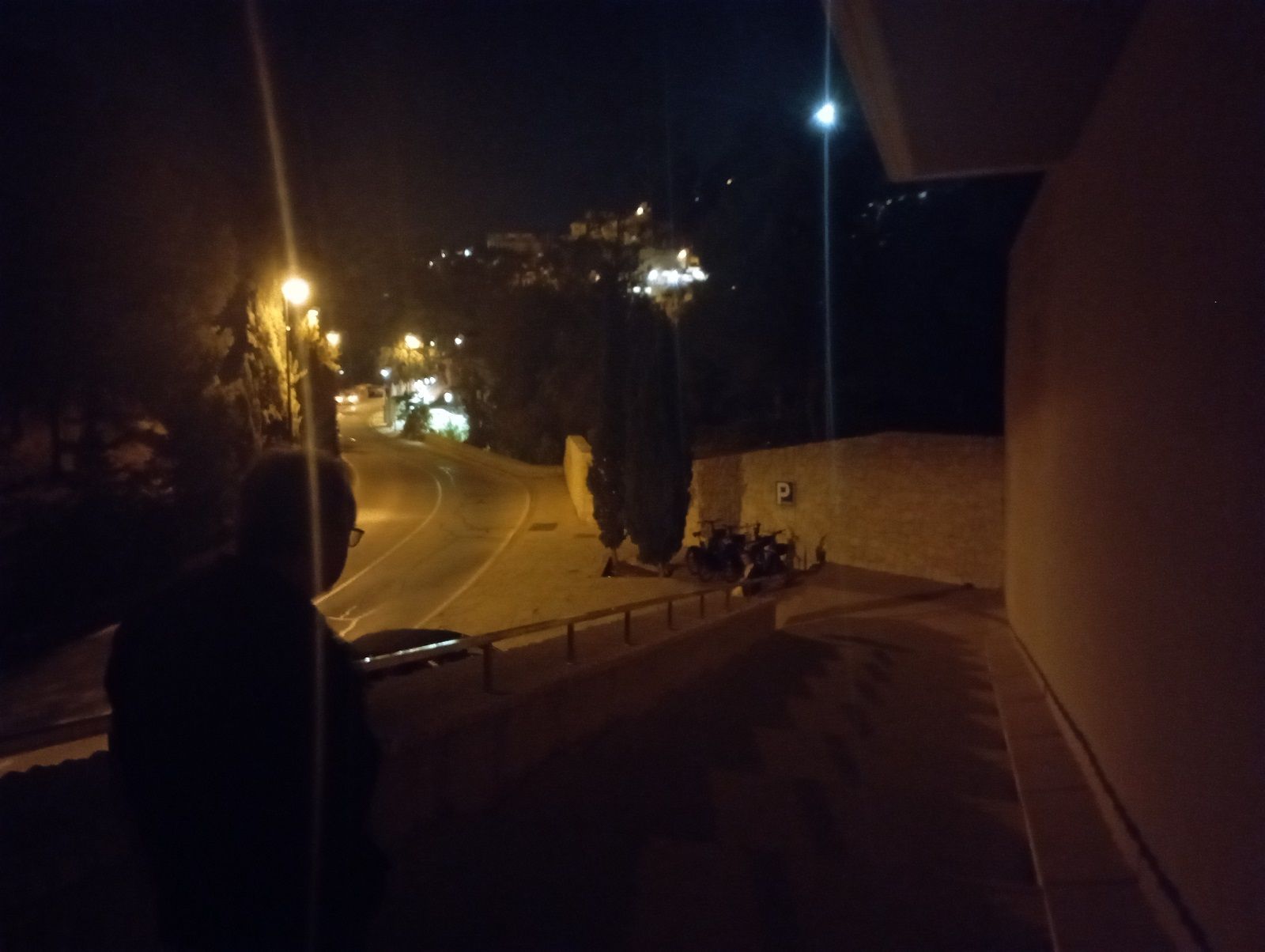 El OMAU, al anochecer.