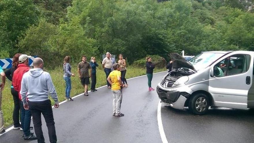 Una familia de extranjeros protagonizan un accidente en Llanes