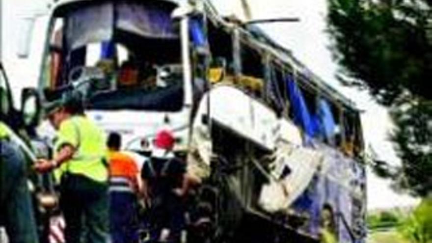 Ocho personas fallecen al volcar un autocar en la AP-7 en Oropesa