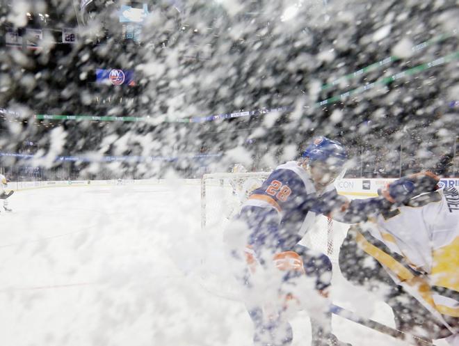 Michael Dal Colle # 28 de los New York Islanders persigue el disco contra los Pittsburgh Penguins en el Barclays Center en el distrito de Brooklyn.