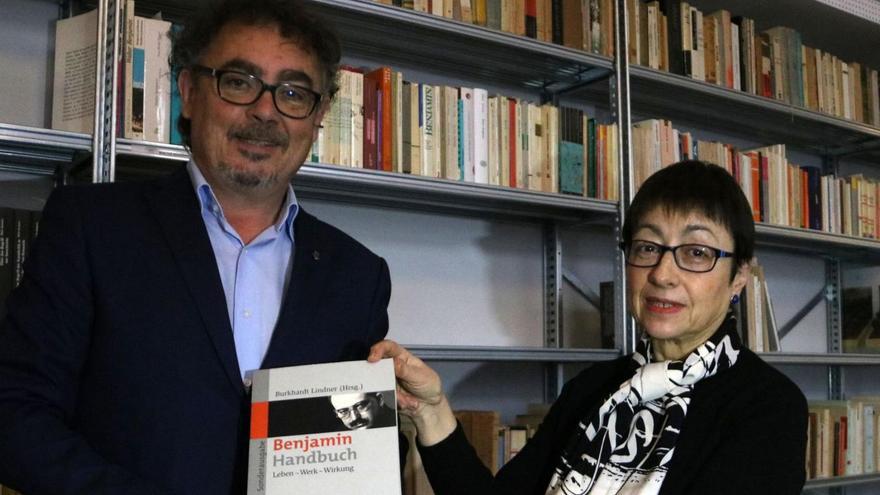 Pilar Parcerisas i l’alcalde Xavi Barranco mostren un llibre de la nova biblioteca | GEMMA TUBERT/ACN