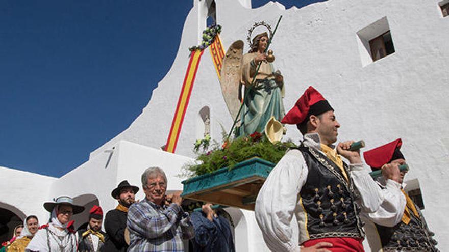 La misa y la procesión del día de Sant Rafel del año pasado.