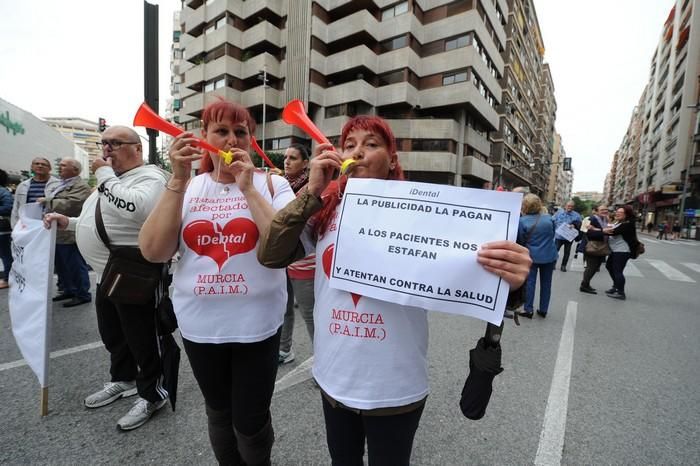 Manifestación de afectados por el cierre de iDenta