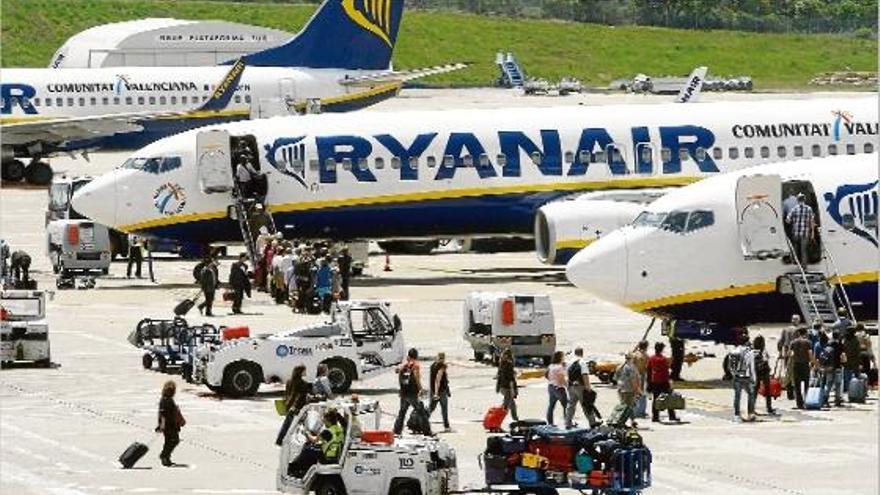 Tres avions de la companyia de baix cost Ryanair a les pistes de l&#039;aeroport Girona-Costa Brava, a principis d&#039;aquest mes de maig.