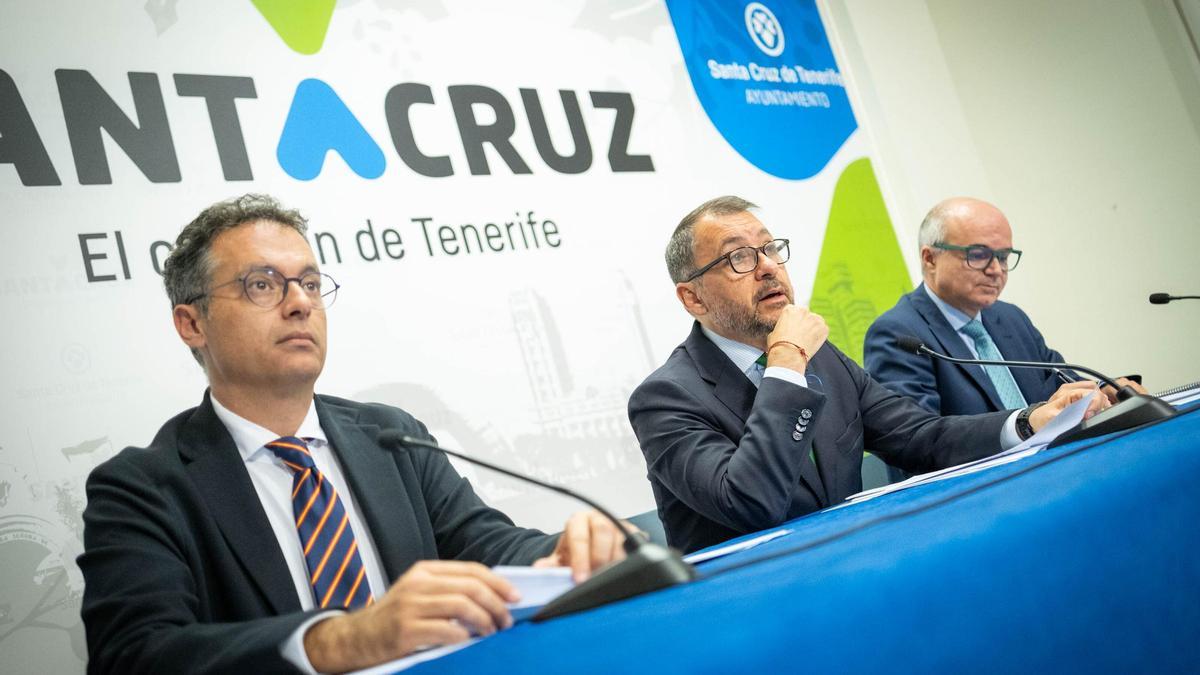 El edil de Servicios Públicos, el alcalde y el concejal de Hacienda, durante la presentación del prespuesto de 2025 para Santa Cruz.