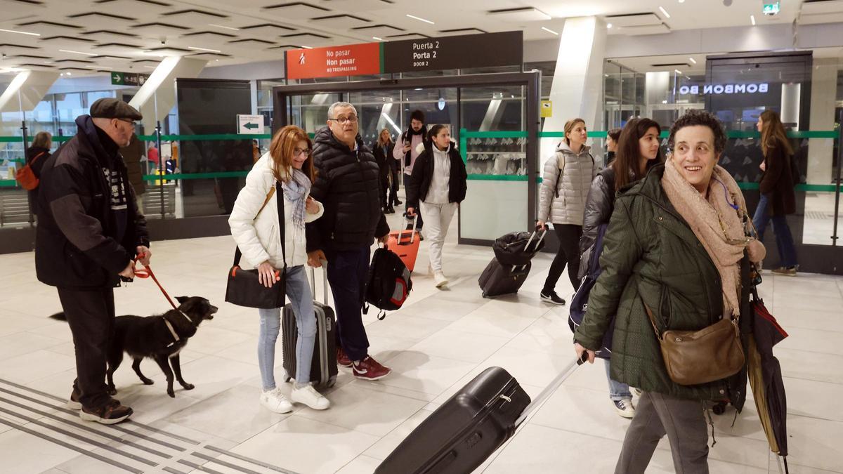 Viajeros de un tren procedente de Madrid en la estación de Urzáiz