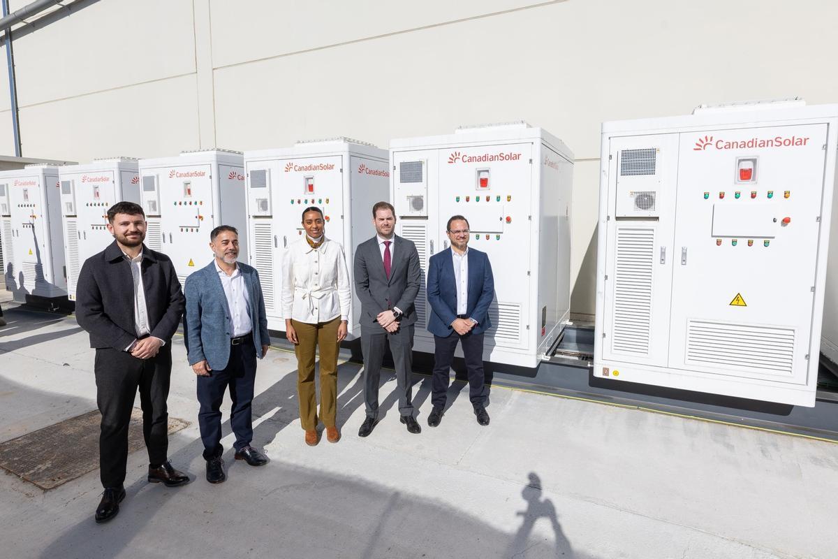 Federico Miralles, durante la visita de la primera nave industrial de la Región que integra autoconsumo fotovoltaico con un sistema de almacenamiento energético de gran capacidad.