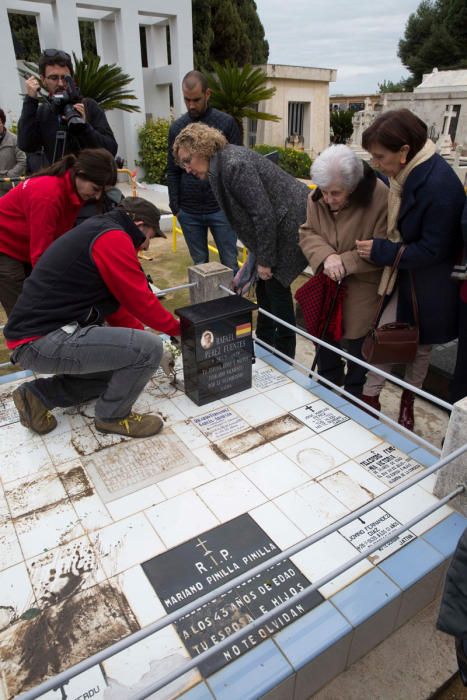 Exhumaciones de la fosa 22 del cementerio de Paterna