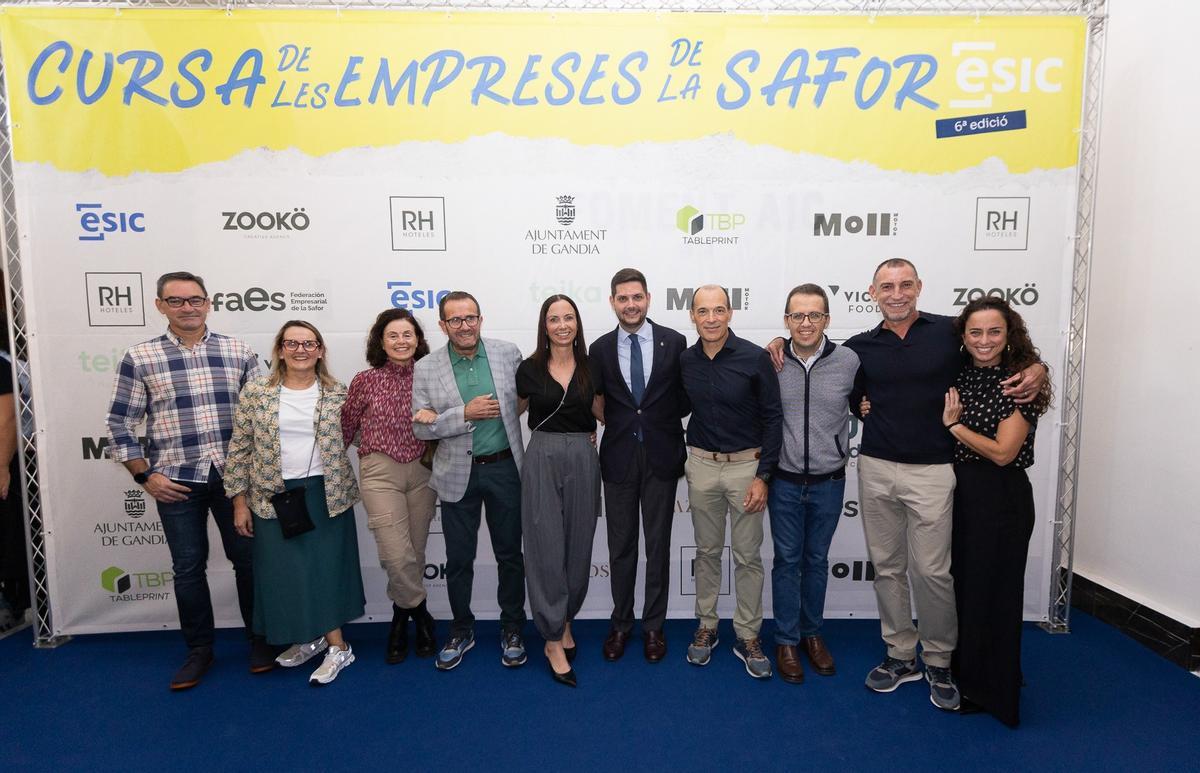 El alcalde de Gandia con el presidente del CA Safor Teika y algunos miembros del club en el “photocall”.