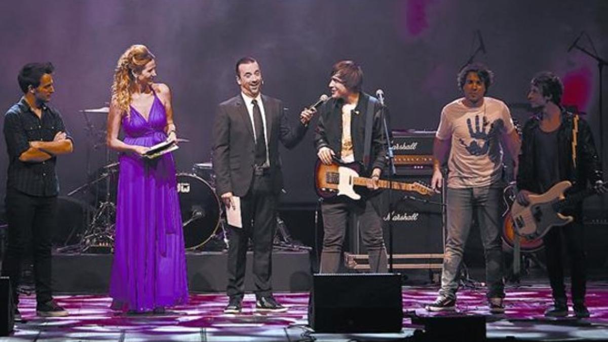 Los presentadores de la gala, Alejandra Prat y Ángel Rielo, en la actuación del grupo Amelie, en el Liceu.