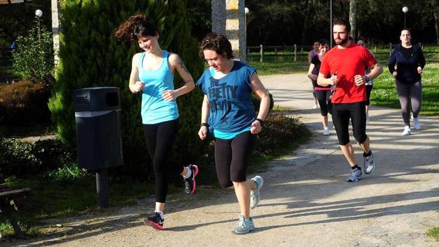 Participantes en una clase de deporte al aire libre del Lalín Arena.