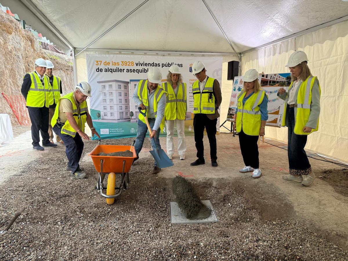 Colocación de la primera piedra de las 37 viviendas públicas de Jinámar.