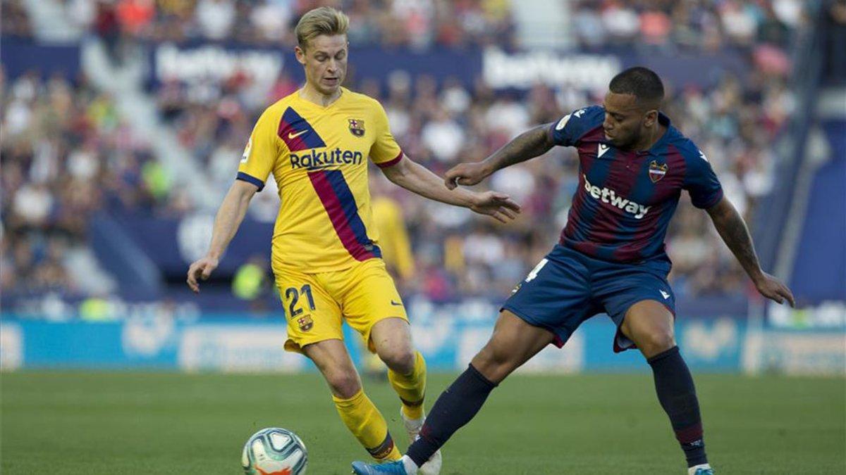 De Jong lucha un balón con un jugador del Levante