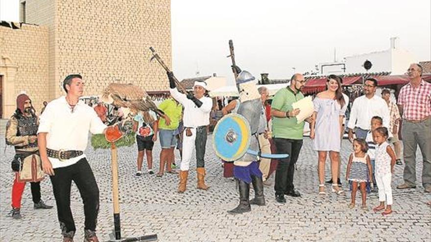 El mercado medieval permite disfrutar de una visita al Castillo