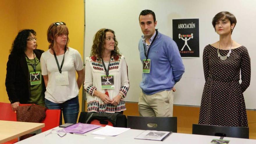 Por la izquierda, Belén González, Covadonga Paredes, Covadonga Arias; el presidente del colectivo, Daniel Alonso, y Carmen Alonso, ayer, en la presentación de la plataforma Docentes Capacitados.