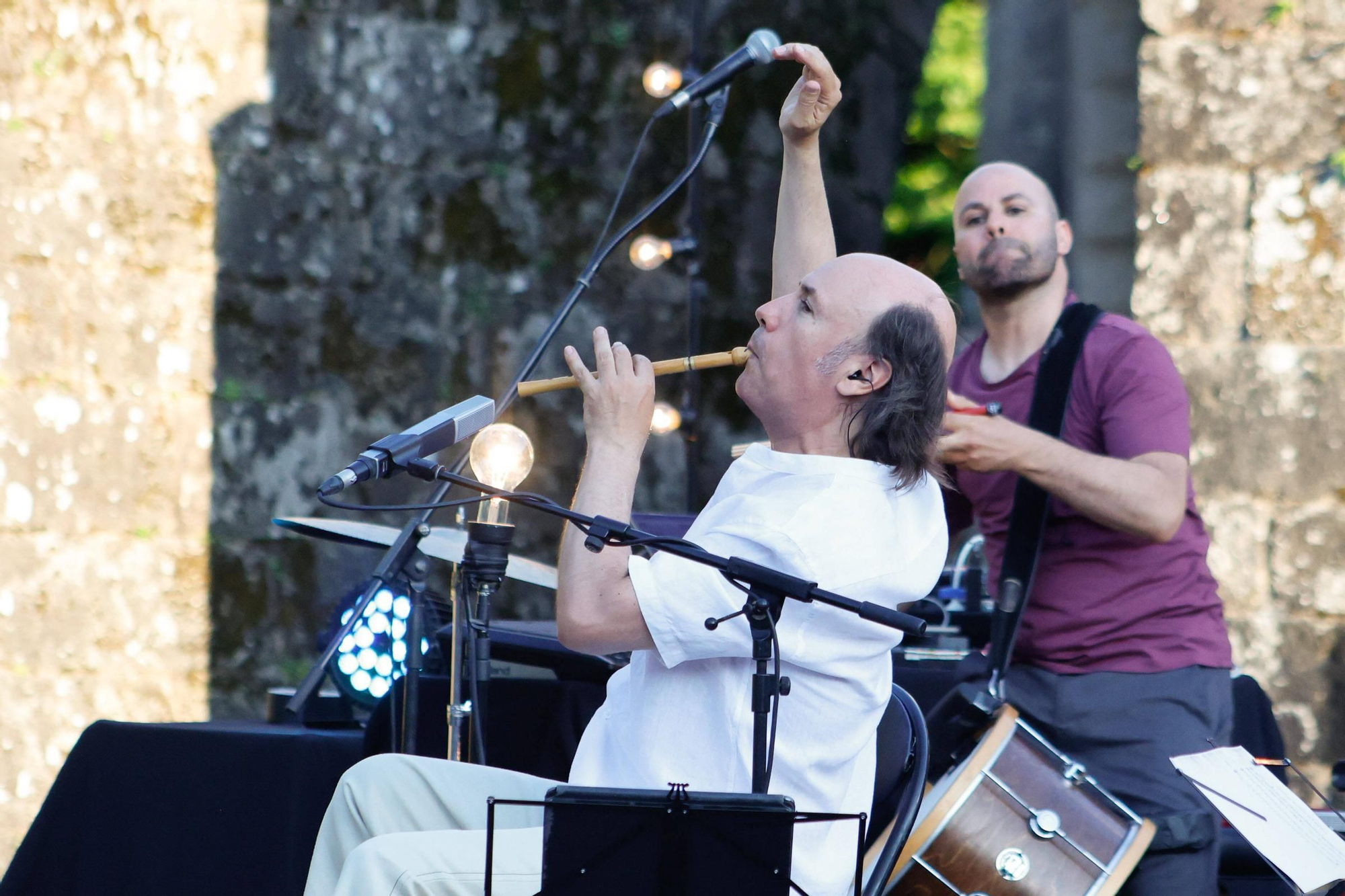 Carlos Núñez pechou o festival Folk na Beira do Sar cun concerto máxico na Colexiata