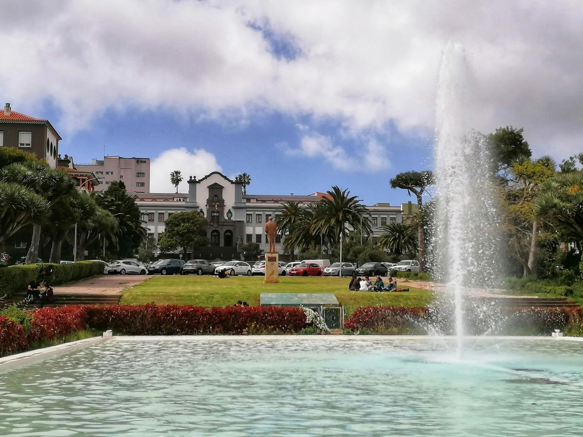 Jardín del Edificio Central de la ULL.