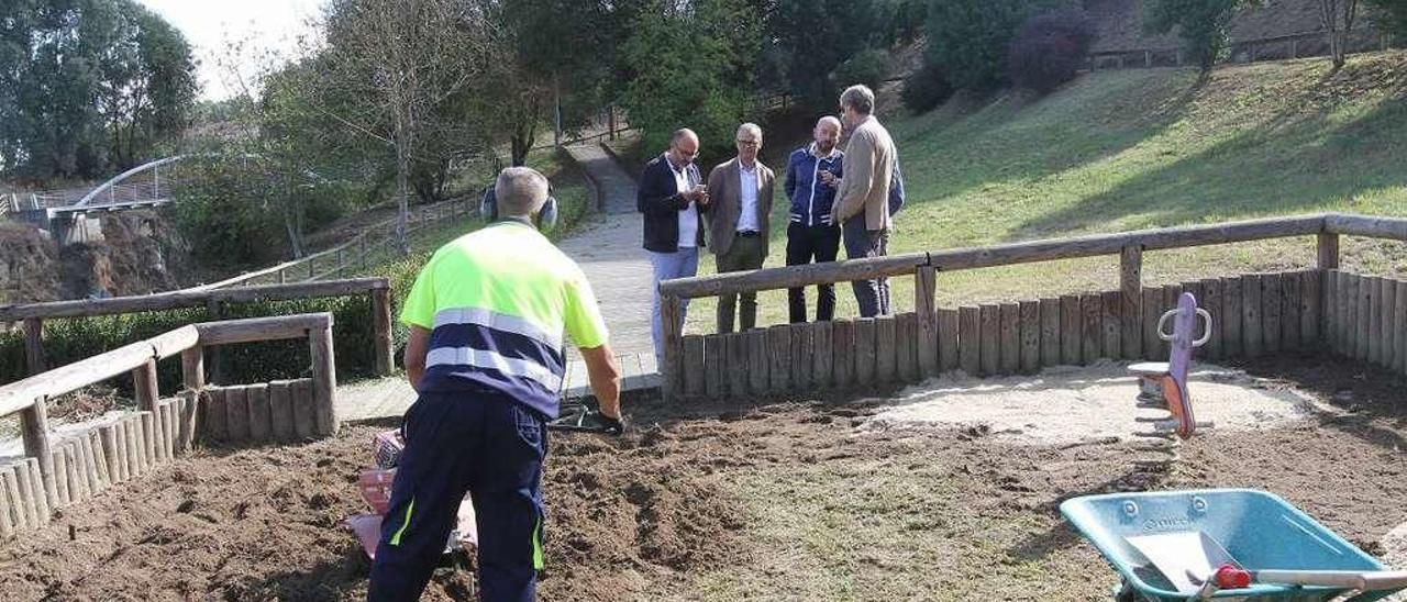 El alcalde, el edil de Medio Ambiente y miembros de Valoriza, ayer, trabajando en Portovello. // Iñaki Osorio