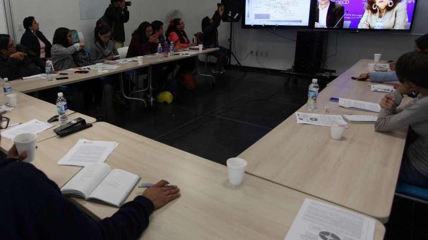 Periodistas durante una conferencia vía satélite de la directora de la OCDE que ofreció los datos a nivel mundial .