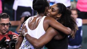Las hermanas Williams se abrazan tras el partido.