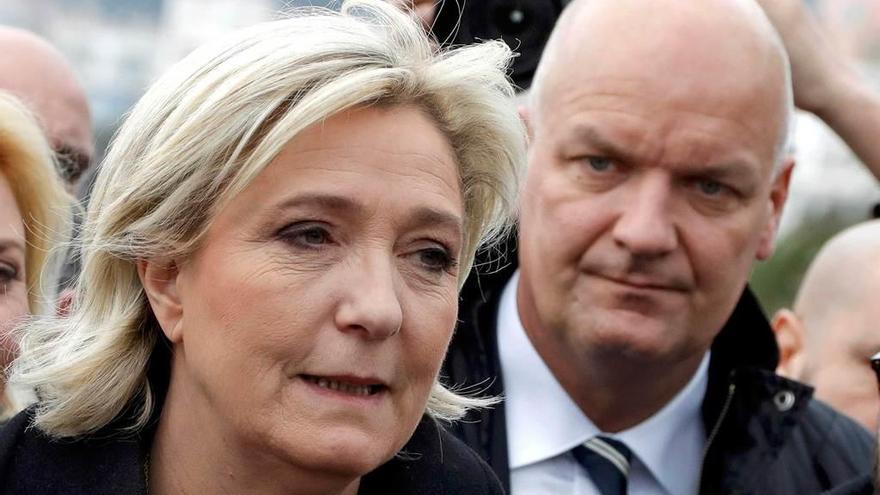 Marine Le Pen, junto a su guardaespaldas Thierry Legier, la pasada semana en Niza.