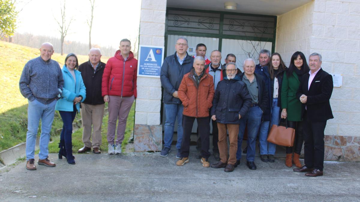 Prada y el alcalde de Asturianos con vecinos a la puerta del albergue de peregrinos