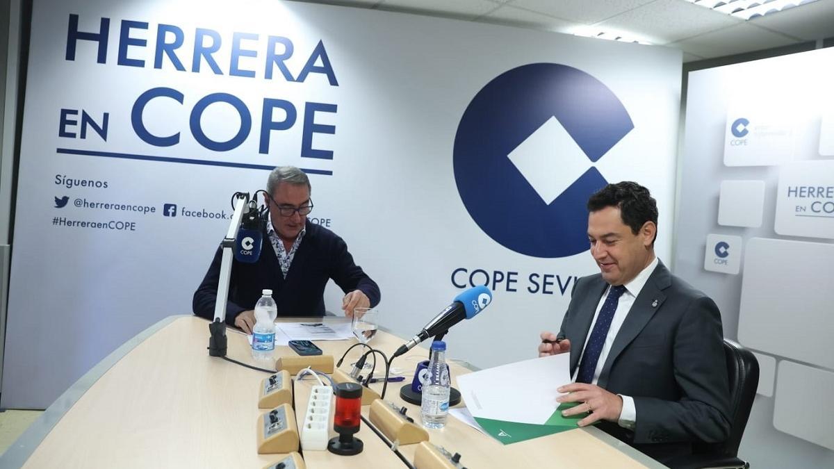 El presidente de la Junta de Andalucía en funciones, Juanma Moreno, este martes, durante la entrevista en la Cadena COPE.