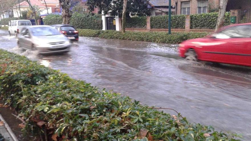 Una calle inundada ayer por la lluvia en la zona este de la capital.