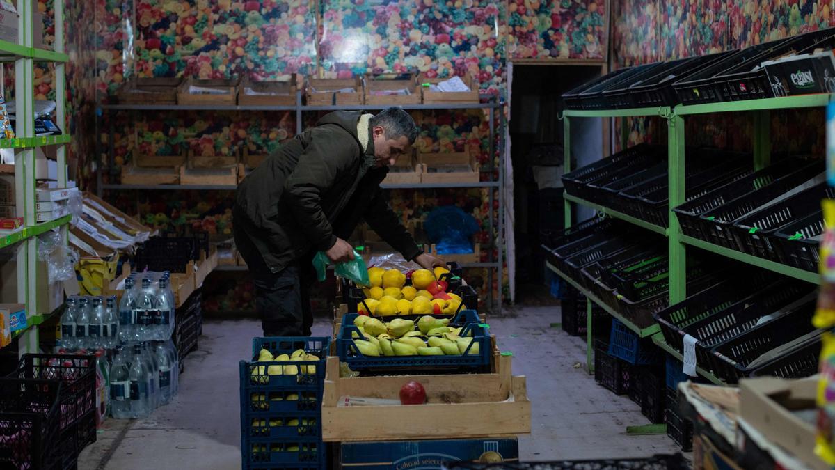 Un hombre sostiene una fruta en un mercado vacío en Stepanakert, capital de la autoproclamada región de Nagorno- Karabaj de Azerbaiyán, el 23 de diciembre de 2022. - El 23 de diciembre de 2022, el ministro de Relaciones Exteriores de Rusia, Sergei Lavrov, pidió la desescalada en la región armenia de Azerbaiyán. -poblada de Nagorno- Karabaj , región que ha desencadenado dos guerras entre los vecinos del Cáucaso. (Foto de Davit GHAHRAMANYAN / AFP)