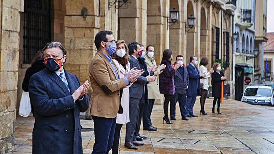 El minuto de silencio en la plaza del Ayuntamiento, ayer por la mañana. | Pedro Delgado