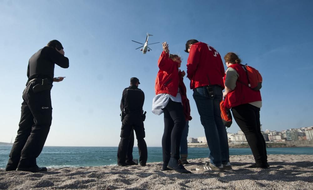 Salvamento Marítimo y Bomberos de A Coruña tratan de localizar a un joven senegalés de 17 años desaparecido en la playa mientras jugaba al balón dentro del agua.