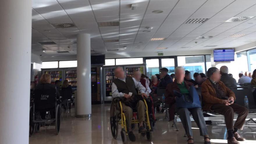 Pacientes en espera de ser atendidos ayer en las Urgencias del hospital La Fe.