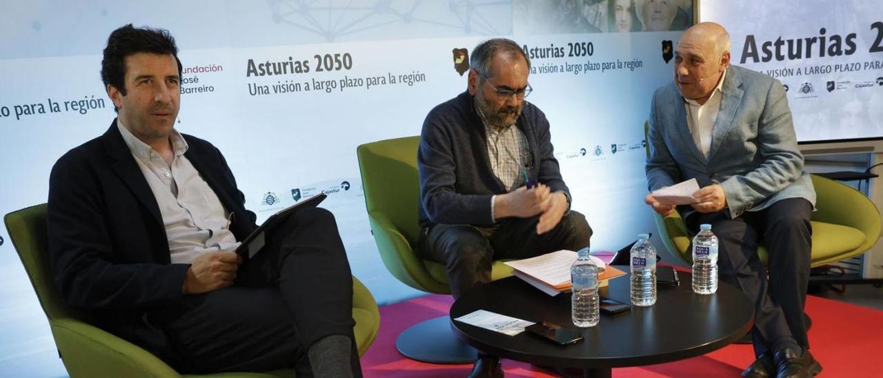 Luis Rodríguez-Ovejero, Manuel Hernández y Laudelino Alperi, durante el coloquio de ayer.