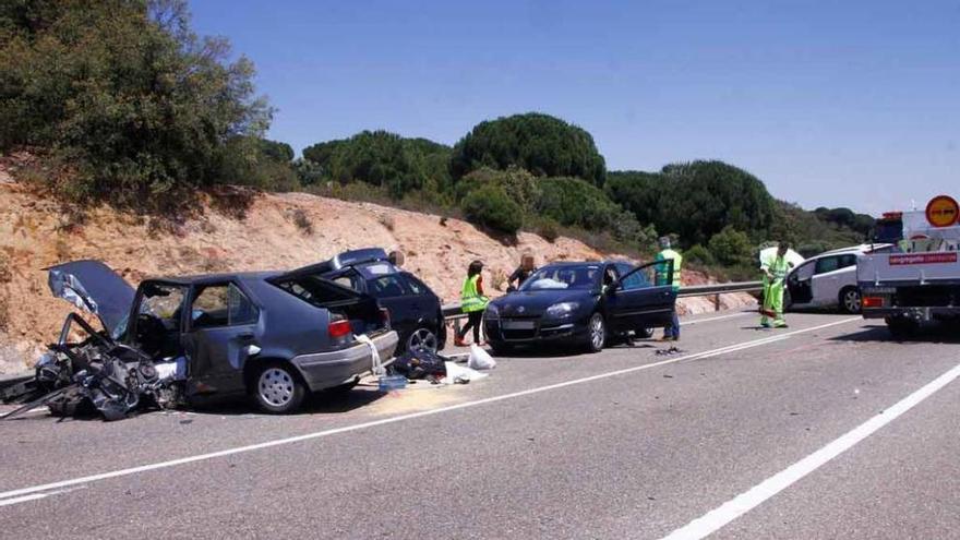 Dos mujeres heridas, una de ellas grave, en una colisión de cuatro vehículos en la N-122