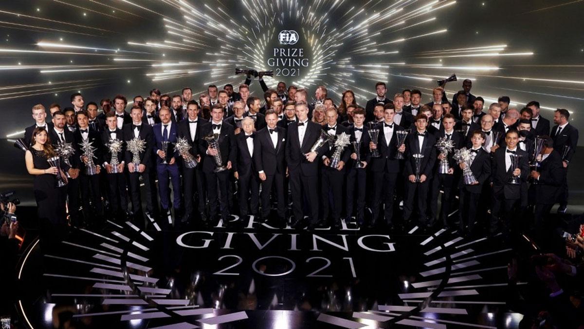 El presidente de la FIA, Jean Todt, con todos los pilotos premiados en la Gala de París