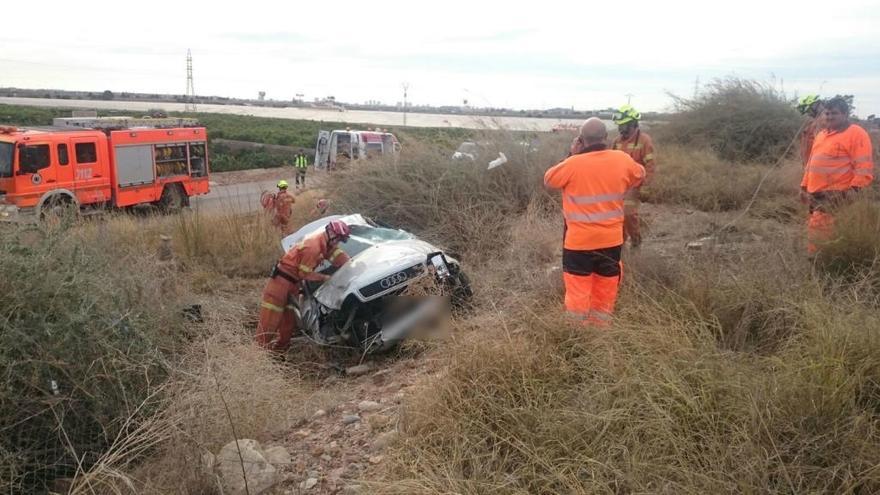 El coche siniestrado en Sagunt.