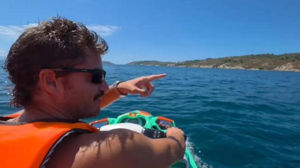 Maxi Iglesias presume de verano en Galicia: playas, paddle surf, futbolín y una escapada a las islas Ons