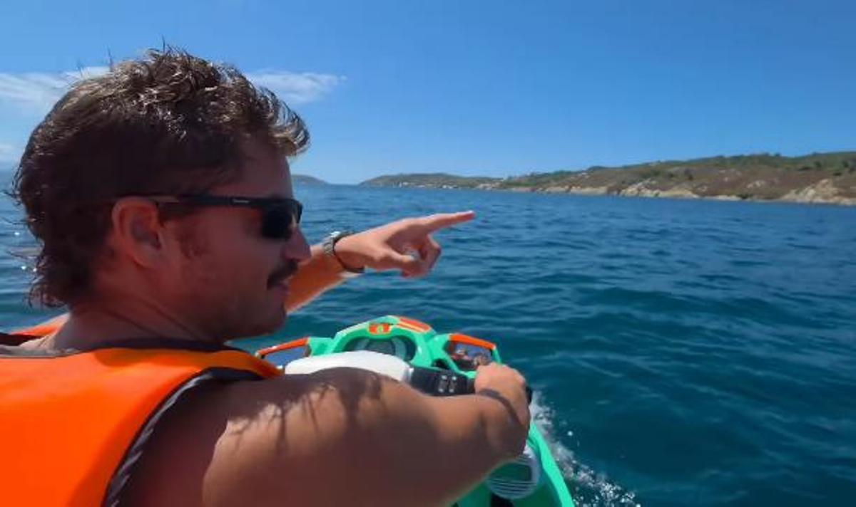 Maxi Iglesias presume de verano en Galicia: playas, paddle surf, futbolín y una escapada a las islas Ons