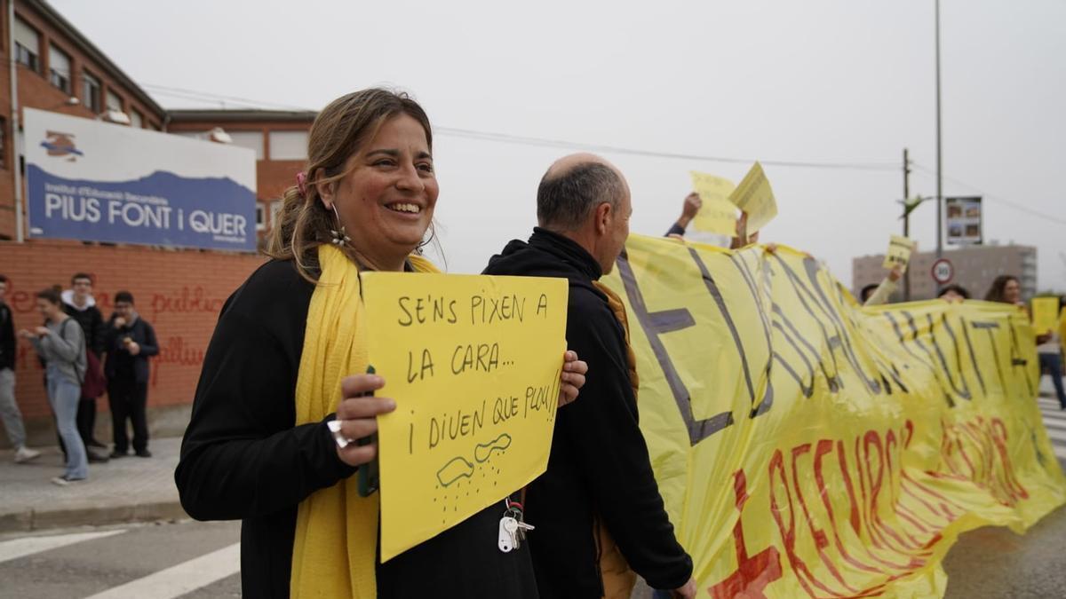Protesta de docents davant l'institut Pius Font i Quer de Manresa