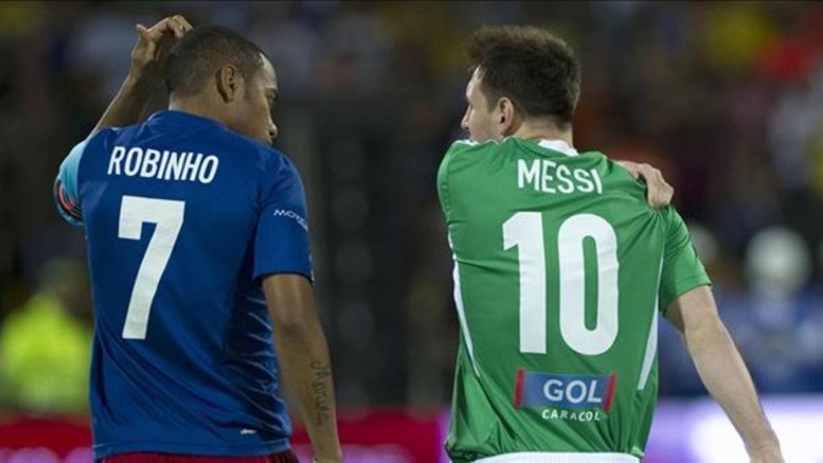 Messi charla con Robinho durante el amistoso.