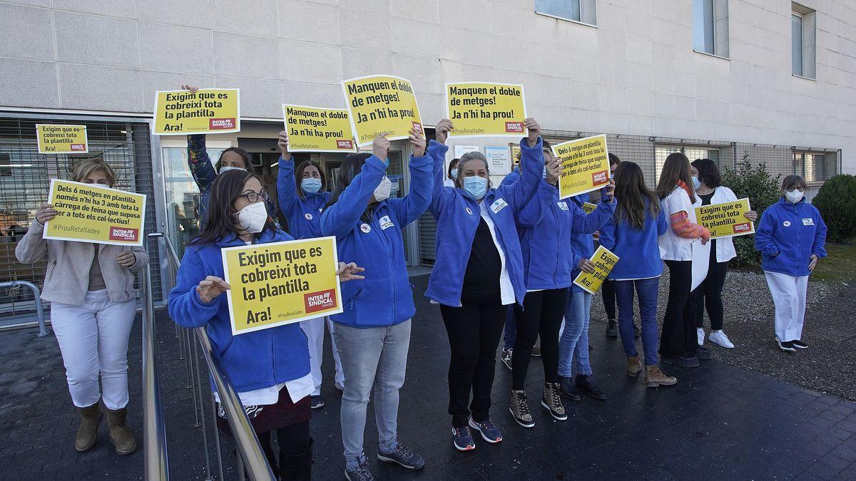 VÍDEO: Protesta davant el CAP de Sarrià de Ter per la situació «insostenible» que viu el centre arran de la manca de metges