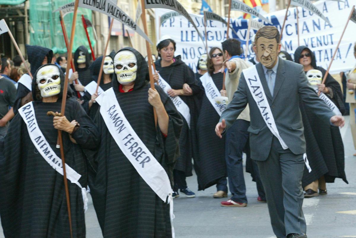 Miembros del GAV irrumpen en la procesión cívica del Nou d'Octubre de 2002 disfrazados de muerte.